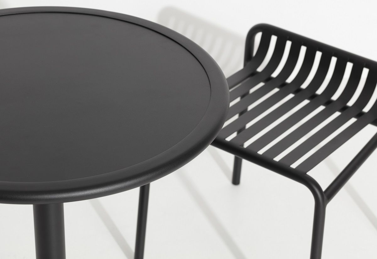 Nahaufnahme des Petite Friture Week-End Hockers in Blau, minimalistisches Design mit runden Formen und filigranen Details.