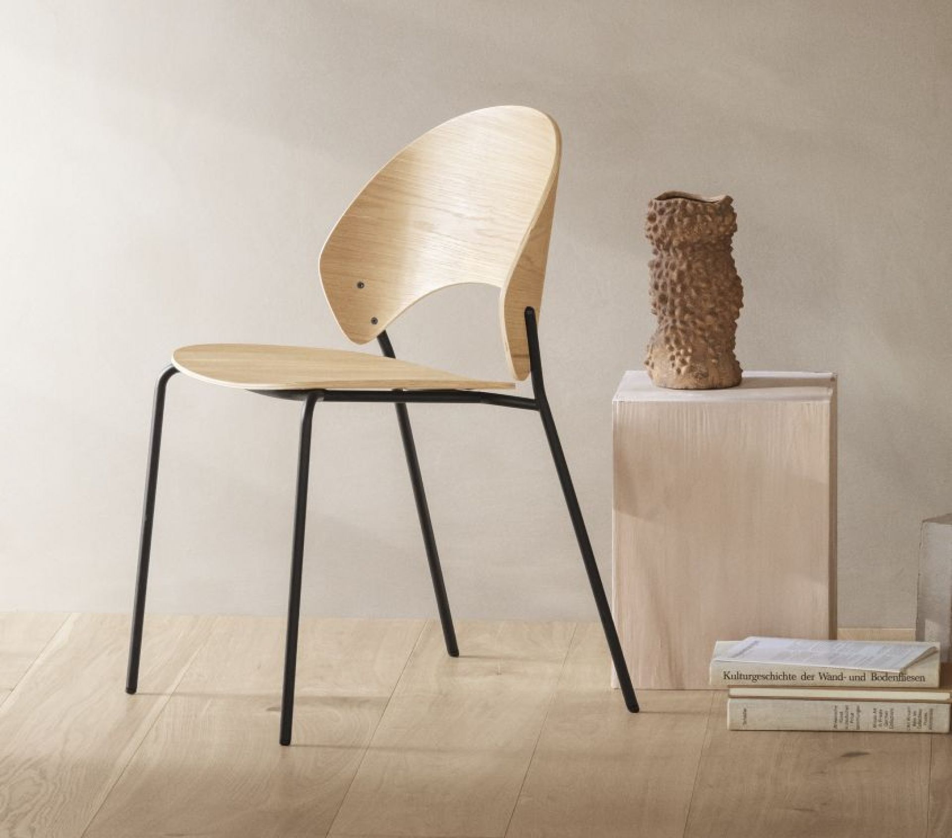 Dosina Stuhl mit hellem Holz und schwarzen Beinen. Moderner Holzstuhl für Esszimmer und Wohnbereich.