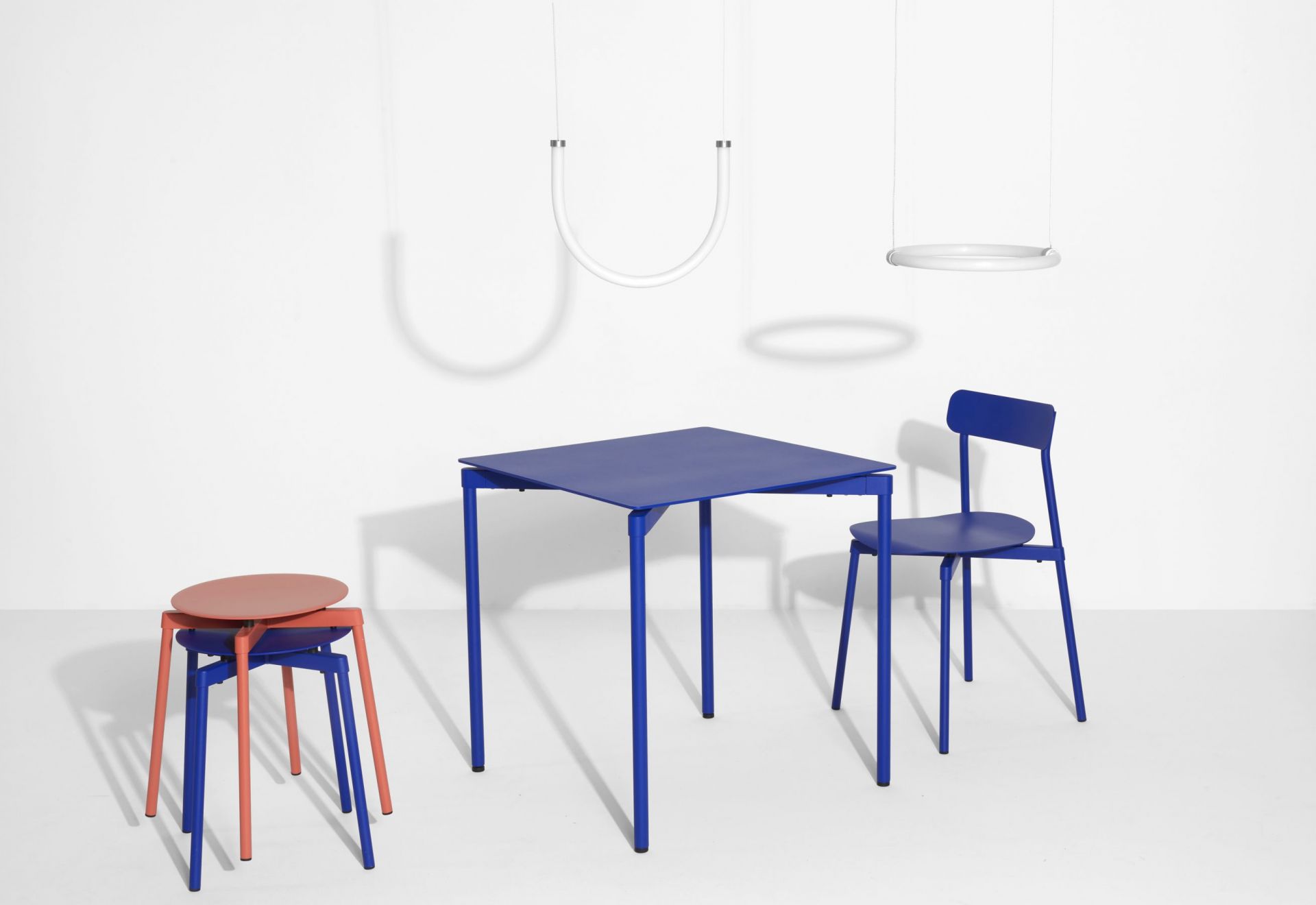 Fromme Dining Table Quadratisch in Braunrot: Quadratischer Esstisch aus Metall mit Stuhl und Hockern.
