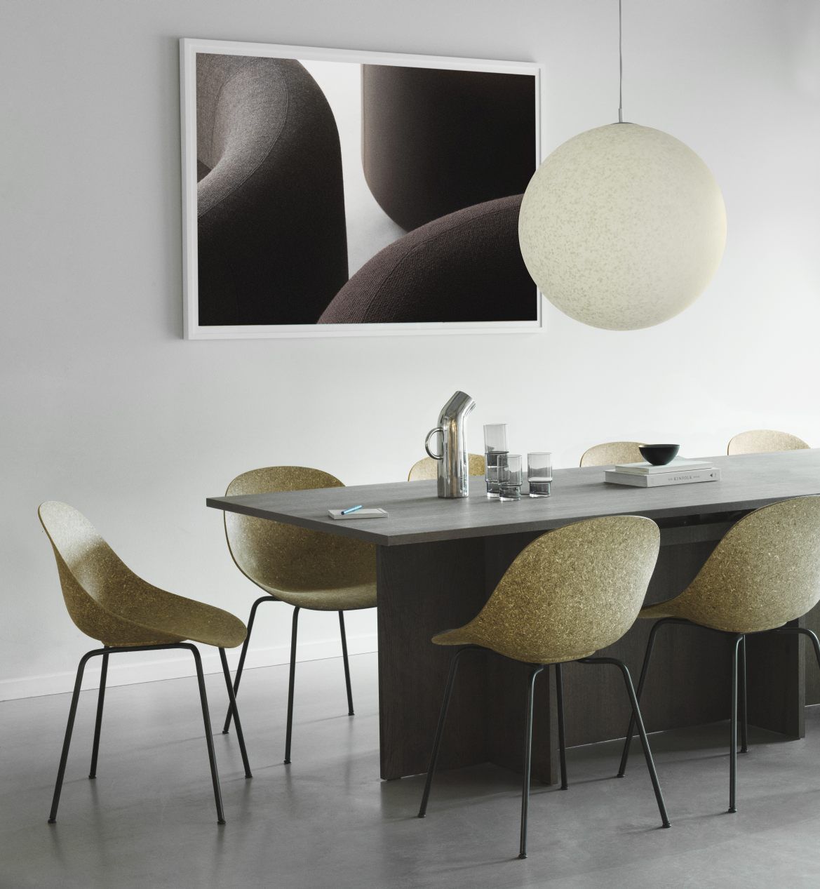 Esstisch mit sechs Normann Copenhagen Mat Stühlen in Olivgrün mit Stahlbeinen und moderner Pendelleuchte.