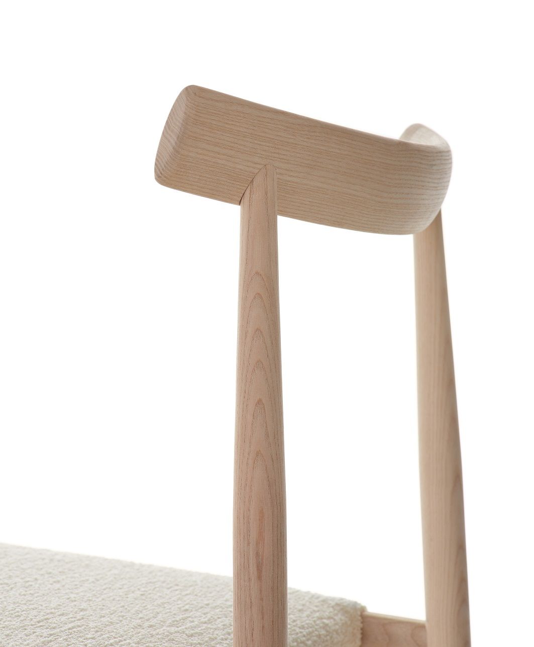 Detailaufnahme des Edo Stuhls von MDF Italia: Holzrahmen und bequemer Sitz.