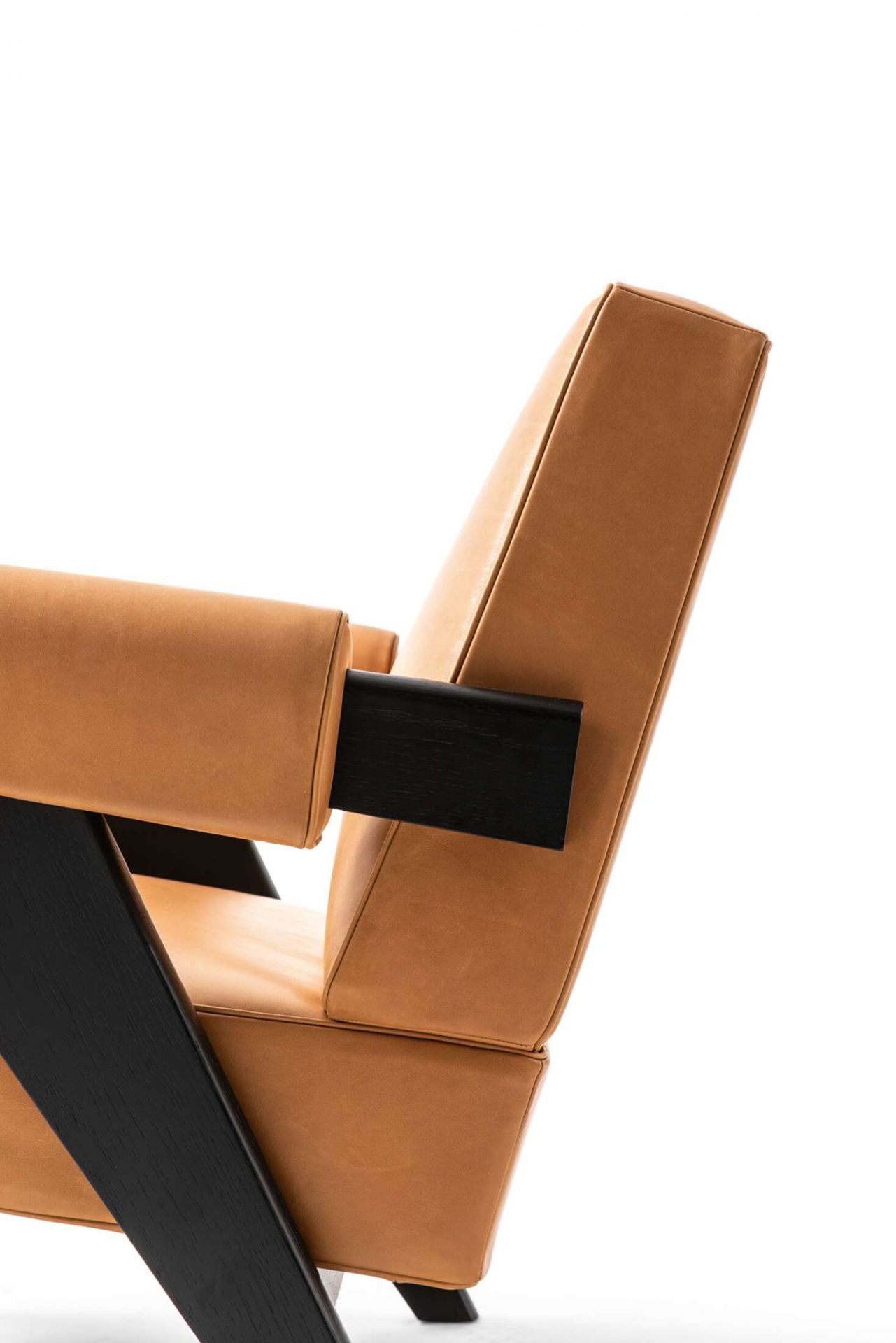 Detailaufnahme des Cassina 053 Capitol Complex Sessels mit braunem Leder und schwarzem Holzgestell.