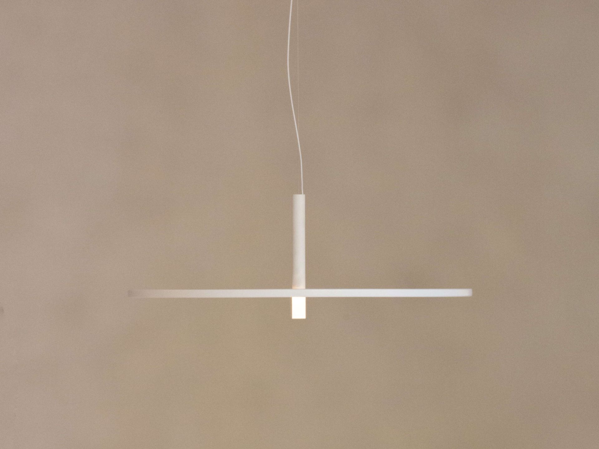 Weiße My Disc Hängeleuchte von Flos, moderne LED-Pendelleuchte für Wohnzimmer und Esszimmer, minimalistisches Design.