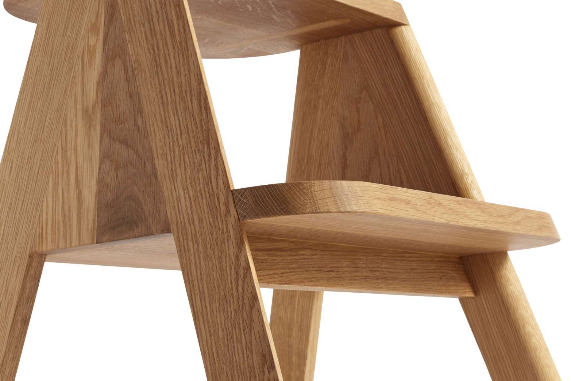 Detailaufnahme des Butler Hocker Hay aus hellem Eichenholz, modernes Design für Küche und Wohnraum.