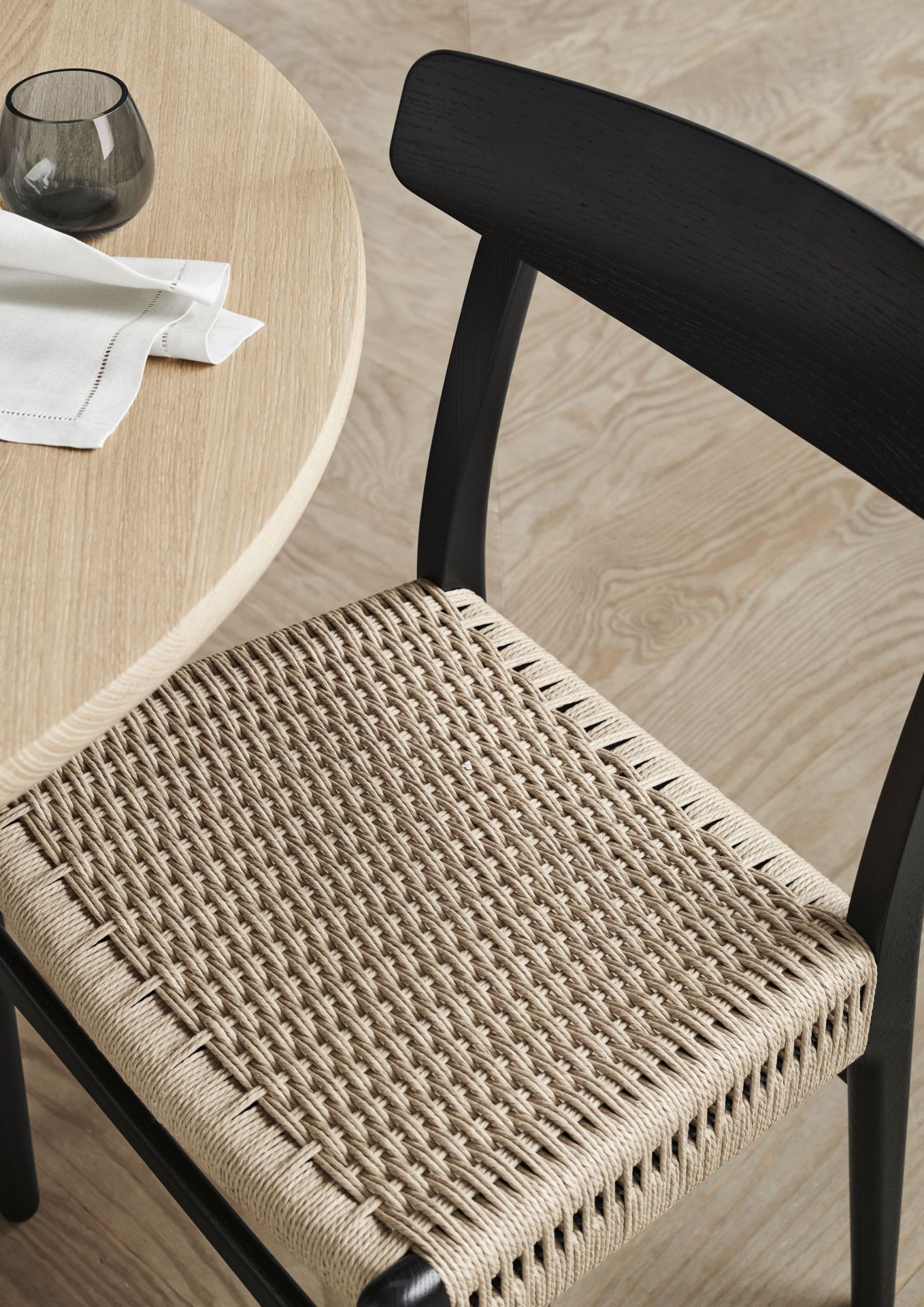 Detailaufnahme: CH337 Esstisch Buche lackiert von Carl Hansen & Søn mit Stuhl und Tischdeko.