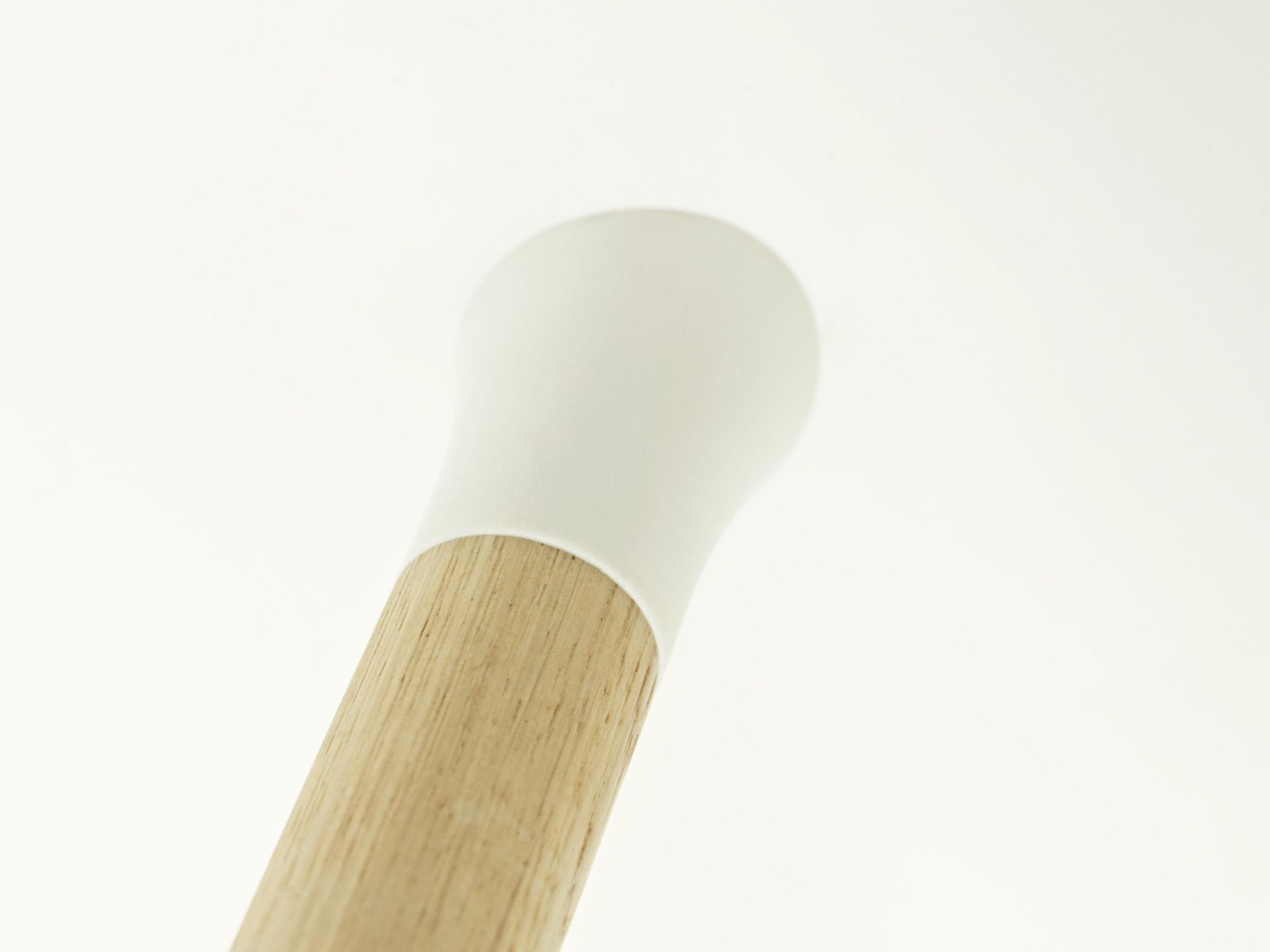 Detailaufnahme vom Bein des Form Barhocker H 75 cm von Normann Copenhagen aus Holz.