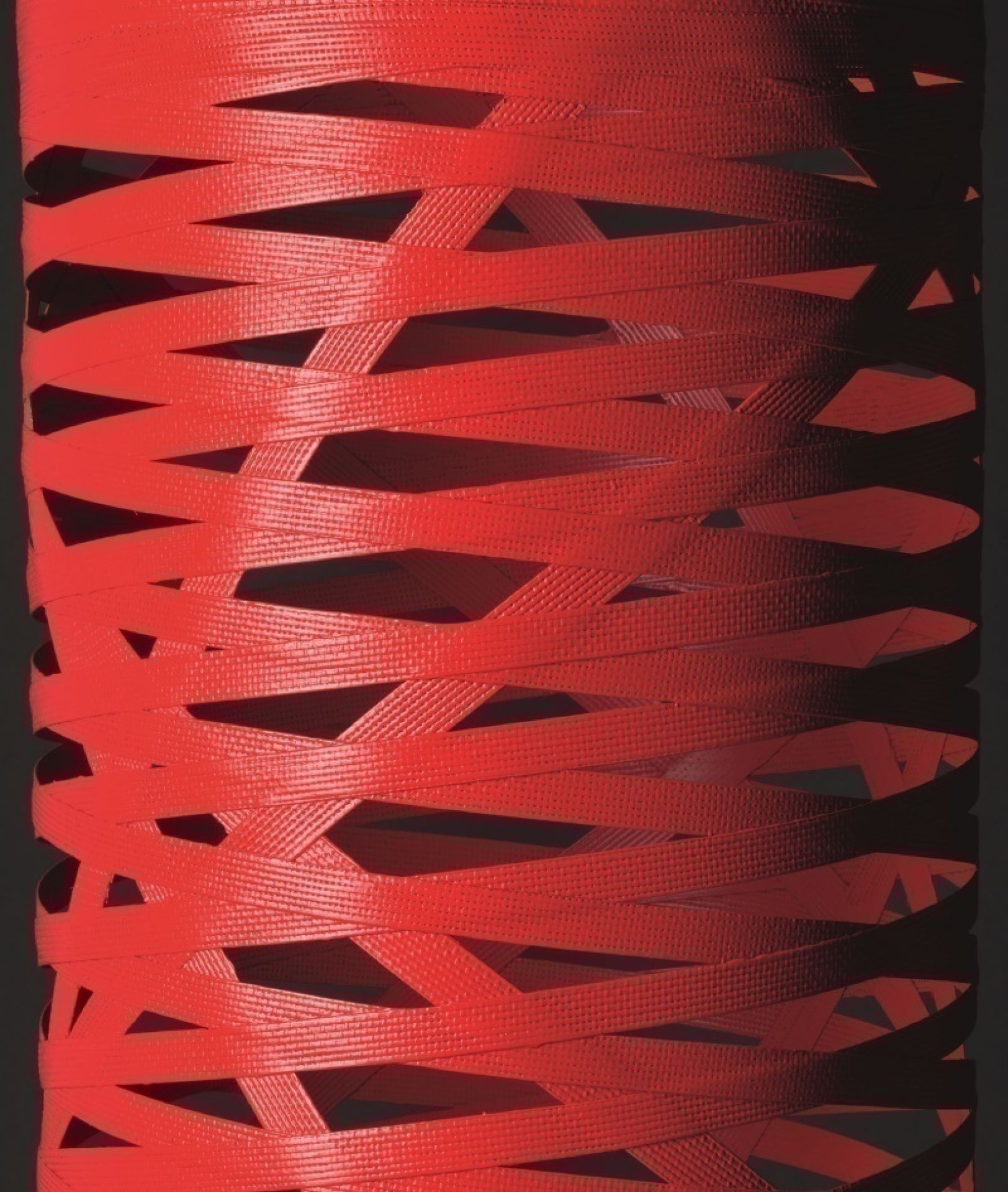 Detailaufnahme der roten Tress Piccola Pendelleuchte von Foscarini mit geflochtenem Lampenschirm und Lichteffekten.