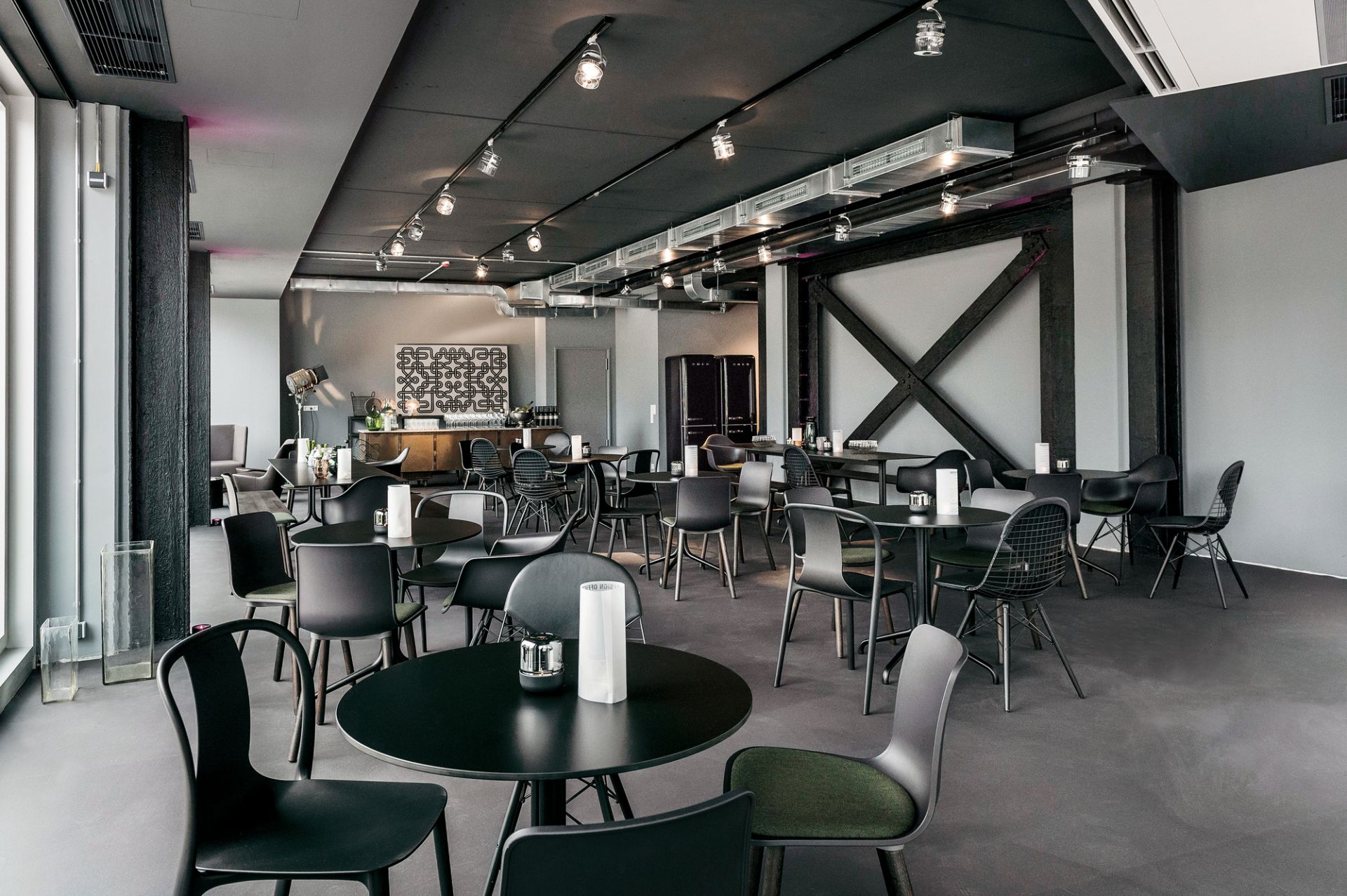 DKW Wire Chair Stuhl von Vitra mit Sitzpolster in einem modernen Restaurant.