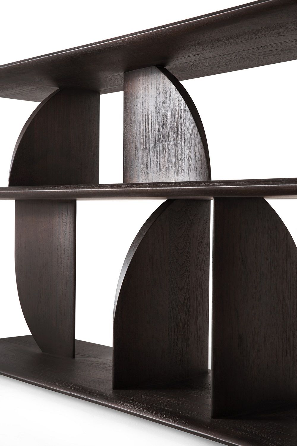 Detailaufnahme: Geometric Konsole aus dunklem Teakholz von Ethnicraft, modernes Designmöbel für Wohnzimmer.