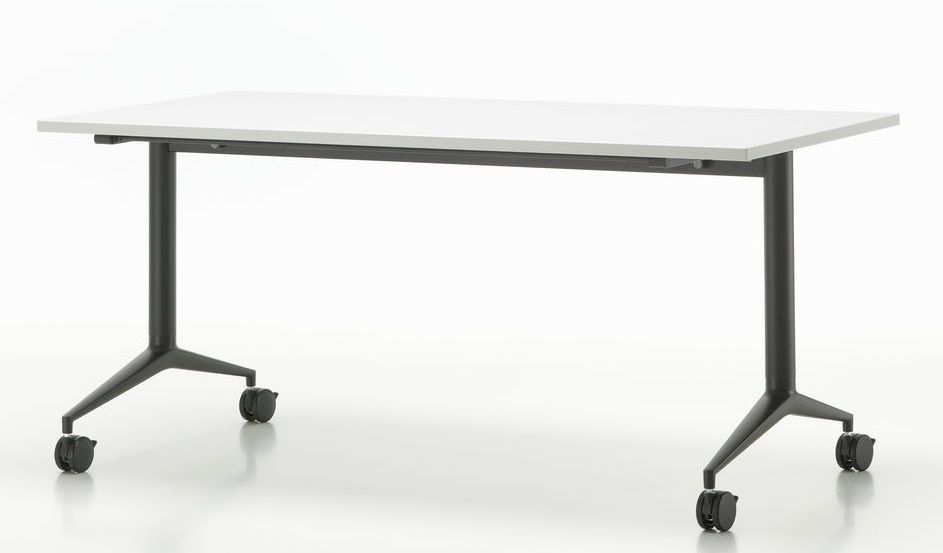 Vitra MedaMorph Klapptisch mit weißer Tischplatte und schwarzem Gestell mit Rollen, freigestellt.