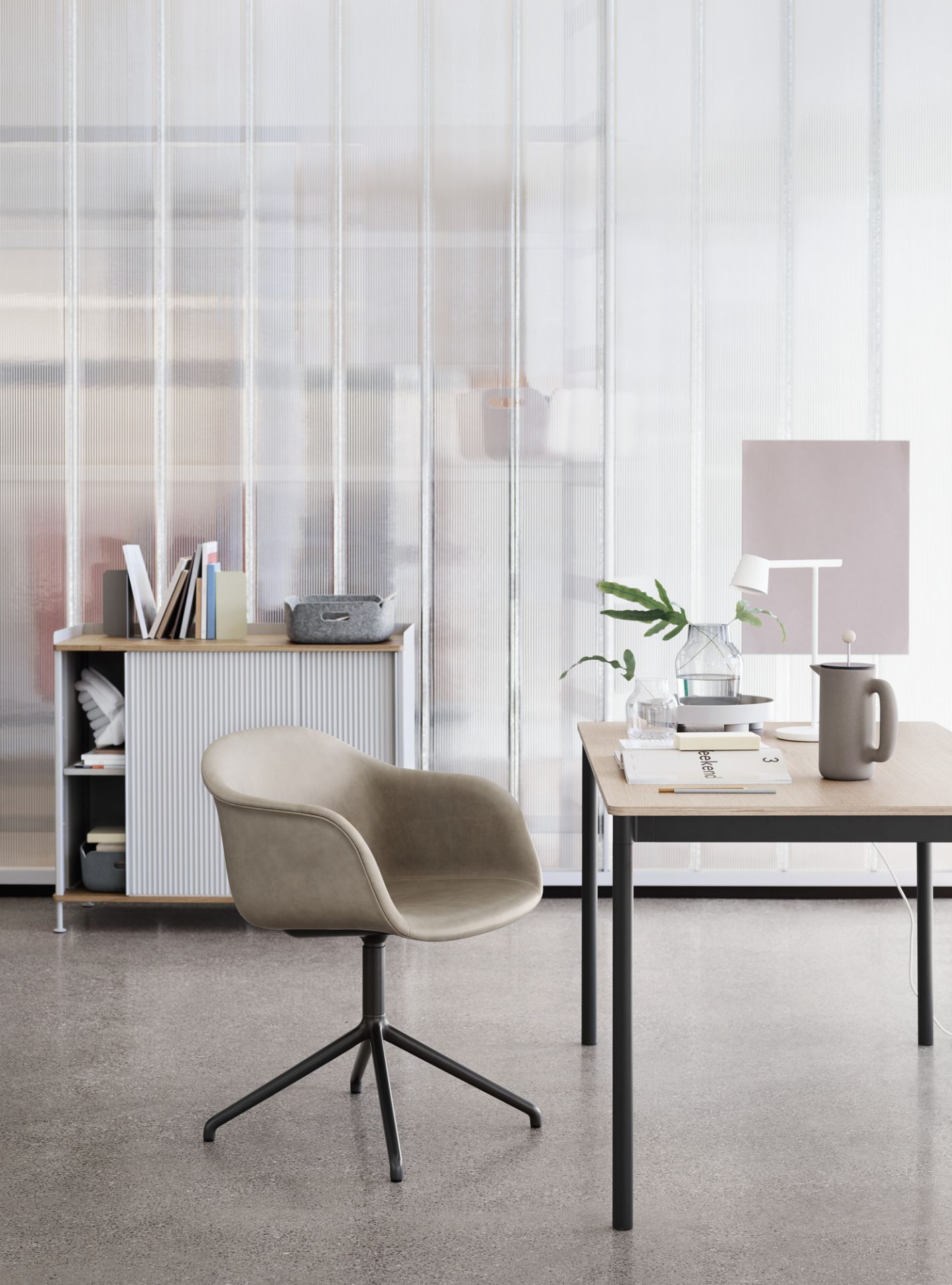 Büro mit Muuto Base Table Tisch aus Holz und schwarzem Gestell, Stuhl und Regal.