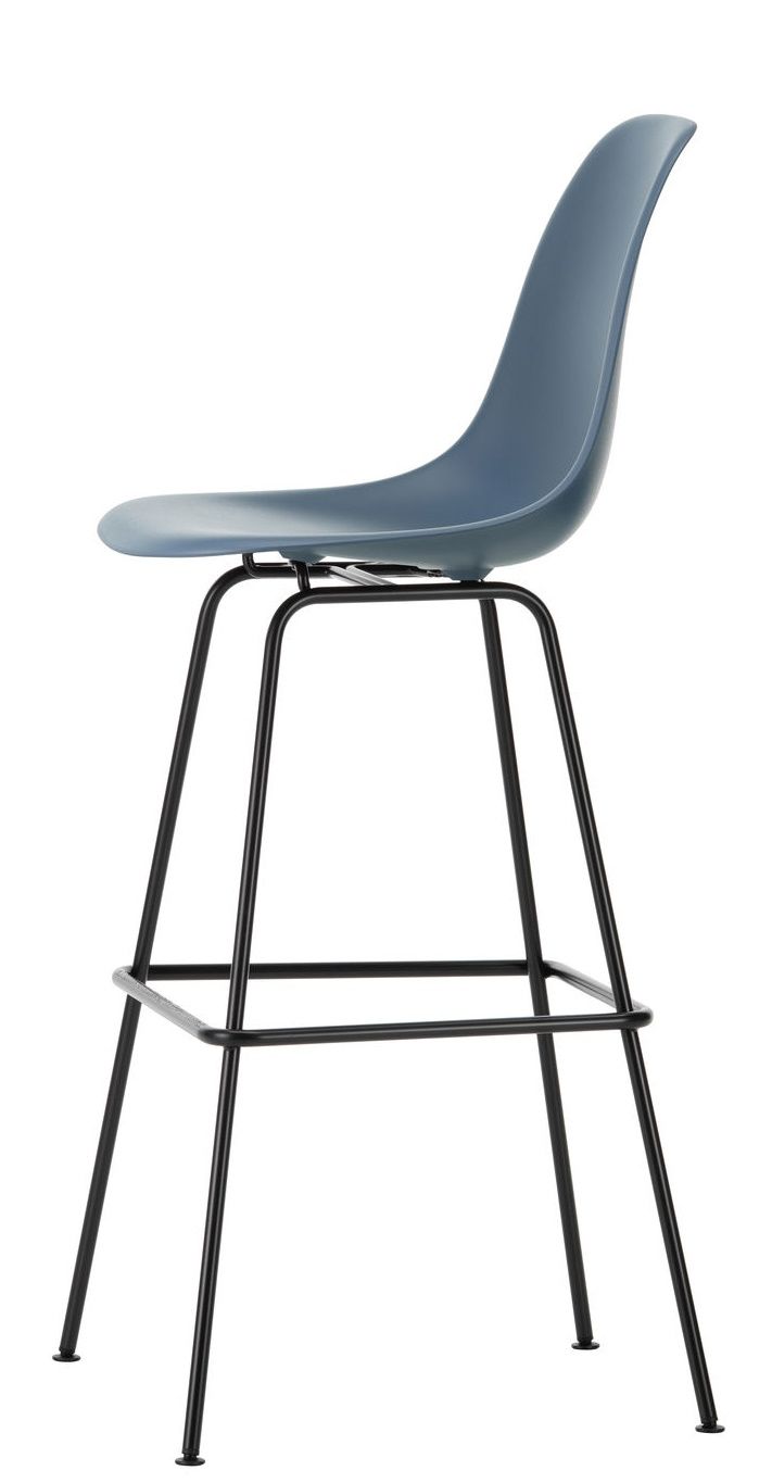 Blauer Eames Plastic Bar Stool Barhocker High von Vitra mit schwarzem Metallgestell, seitliche Ansicht.