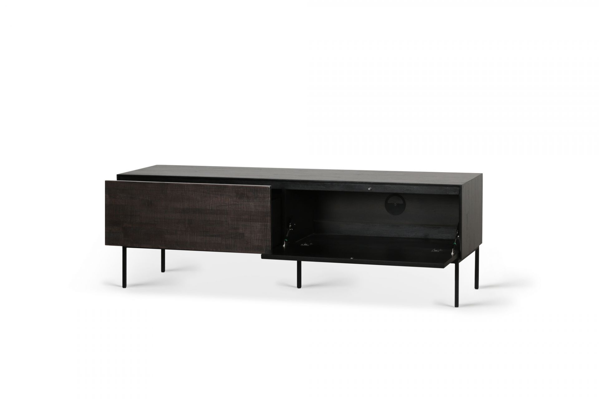 Ethnicraft Teak Grooves TV Möbel mit geöffneten Türen, modernes Lowboard aus Teakholz auf schwarzen Füßen.