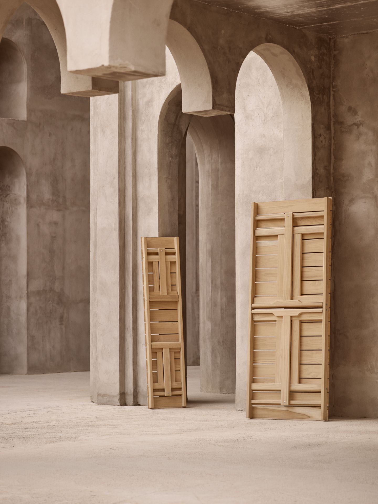 Zwei zusammengeklappte Mogensen Bänke von Carl Hansen & Søn aus Teakholz für den Außenbereich.