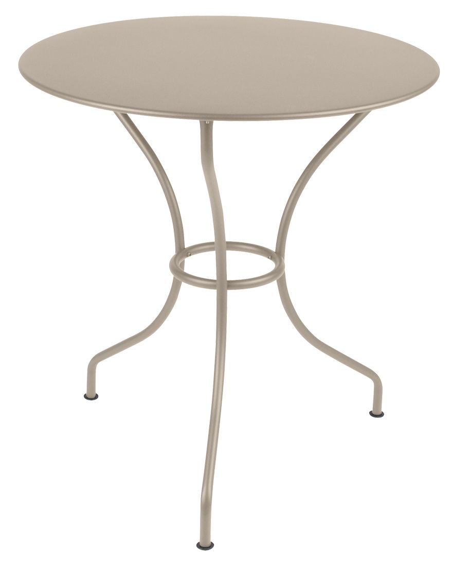 Beiger Opéra+ Outdoor Tisch von Fermob, runder Gartentisch aus Metall mit drei Beinen.