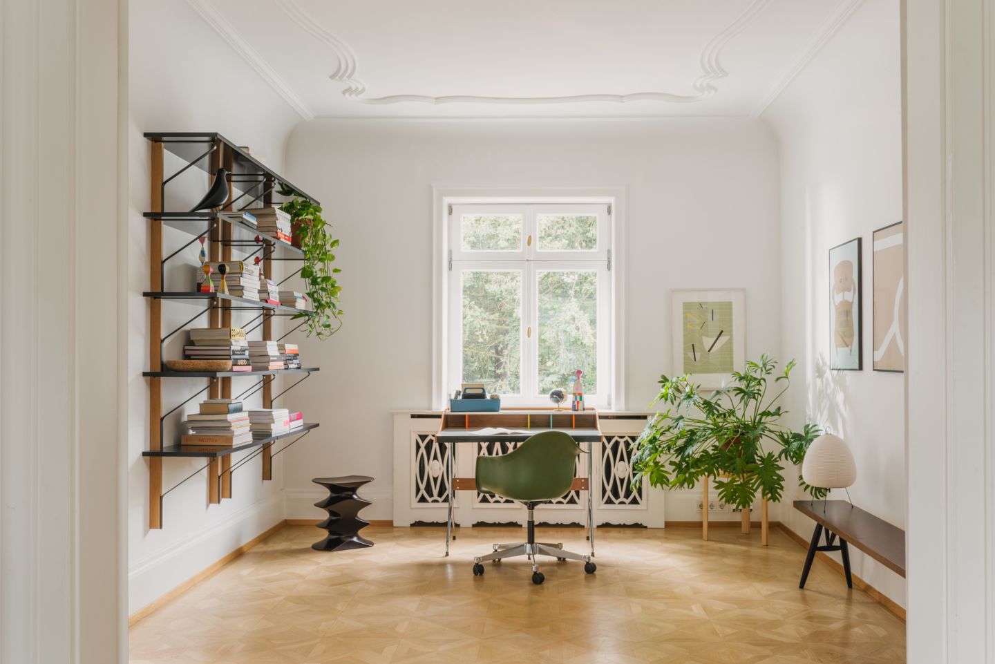 Büro mit Eames Plastic Arm Chair DAL Stuhl von Vitra, vollgepolstert in Grün.
