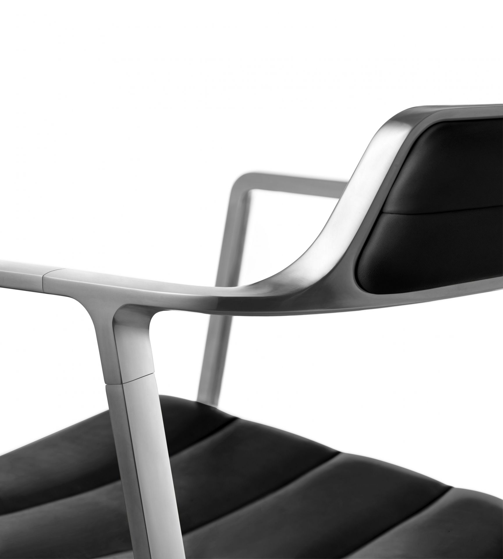 Detailaufnahme des Vipp452 Swivel Stuhls mit schwarzem Leder, silbernem Rahmen und Armlehnen.