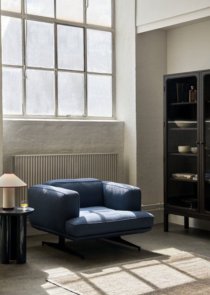 AndTradition Trace SC88 Schrank aus schwarzem Stahl und Glas im modernen Wohnzimmer.