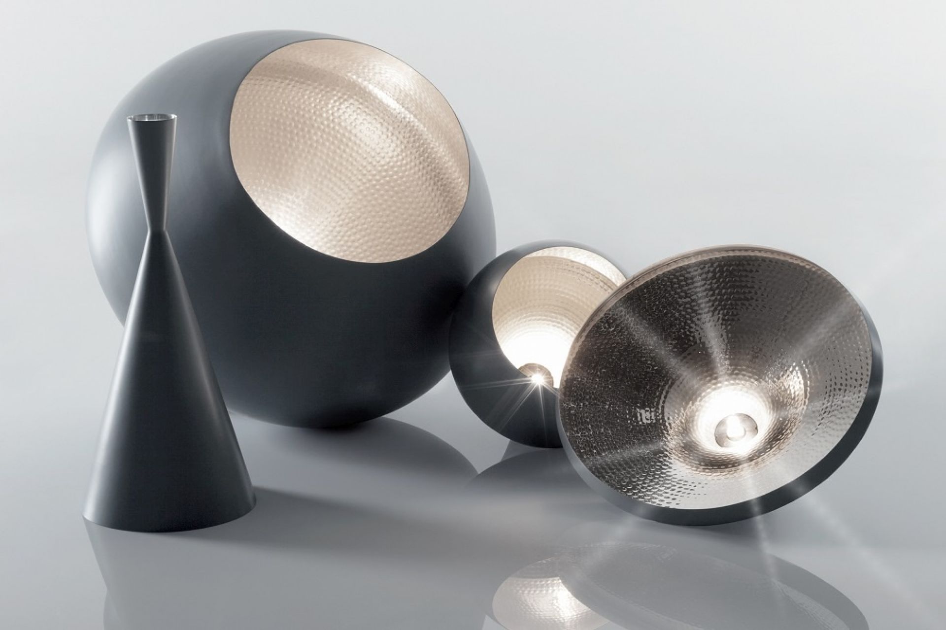 Nahaufnahme der Beat Pendelleuchten von Tom Dixon in Messing, modernes Design.