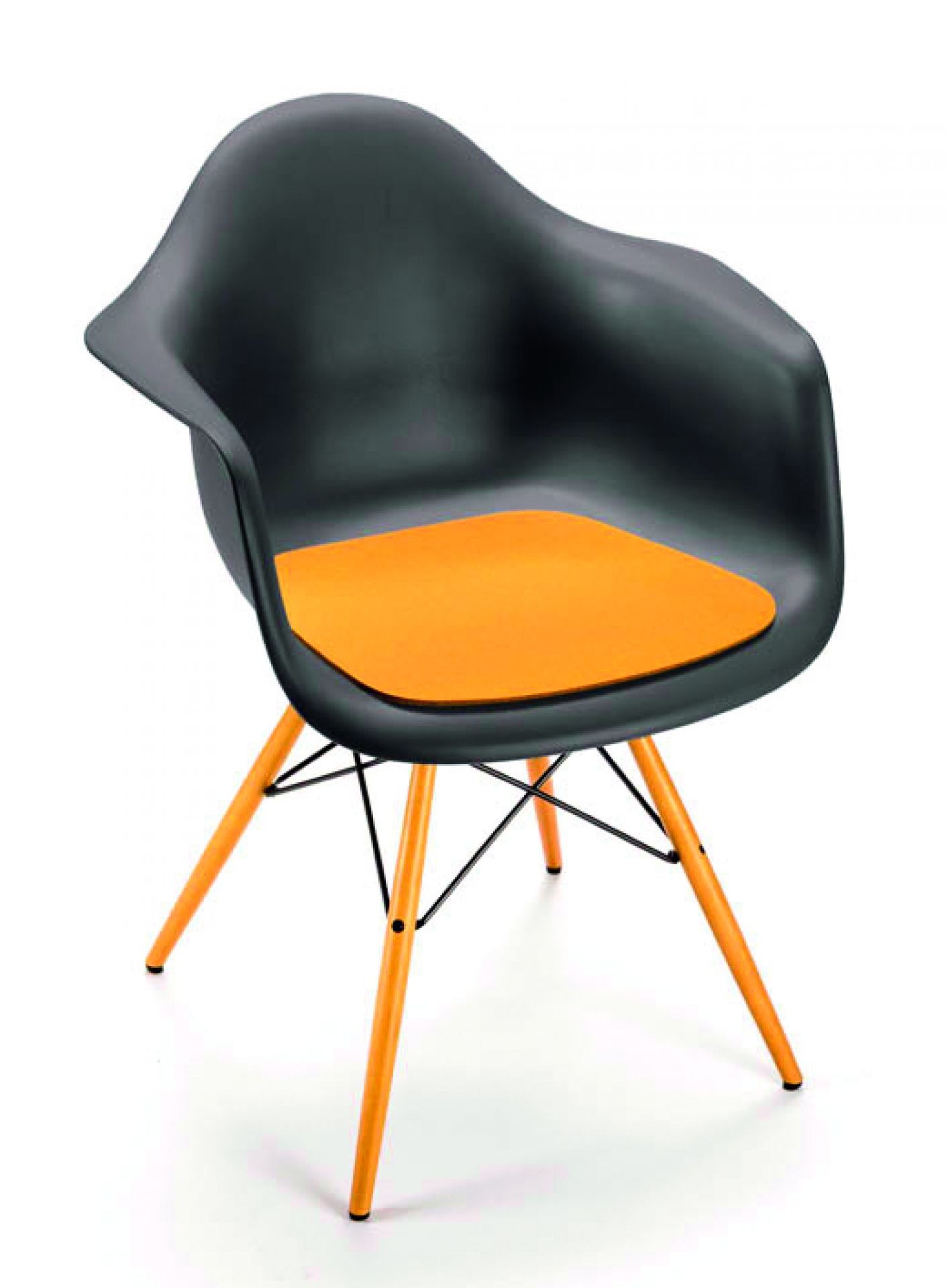 Schwarzer Eames Arm Chair mit gelber Filz Sitzauflage für mehr Komfort und Stil.