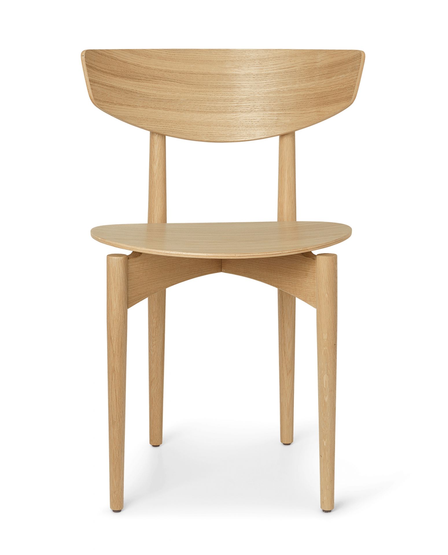 Heller Herman Esszimmerstuhl von Ferm Living mit Holzgestell, Frontansicht. Skandinavisches Design.