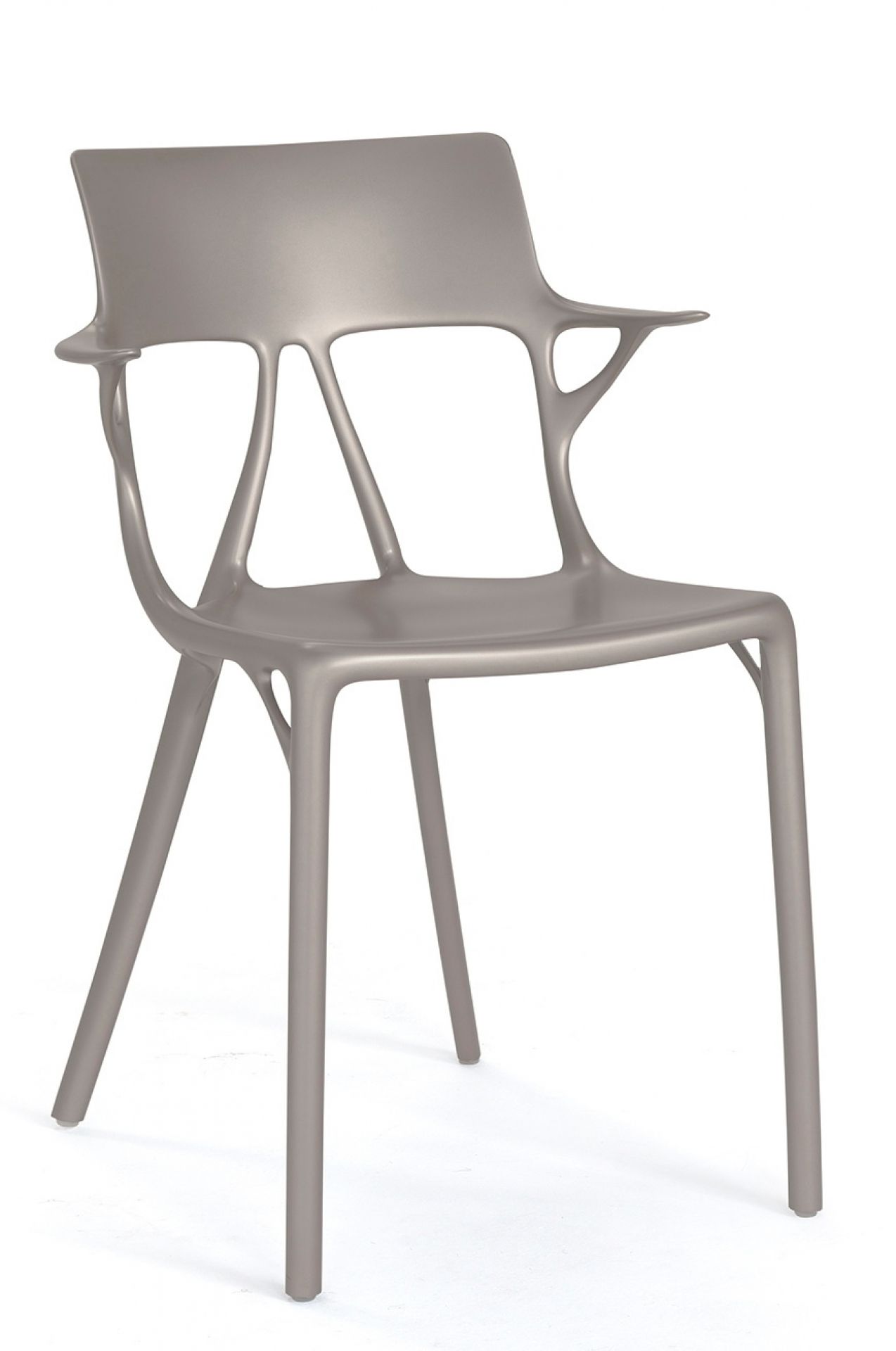 Silberner A.I. Stuhl von Kartell, moderner Designstuhl aus Kunststoff mit Armlehnen.