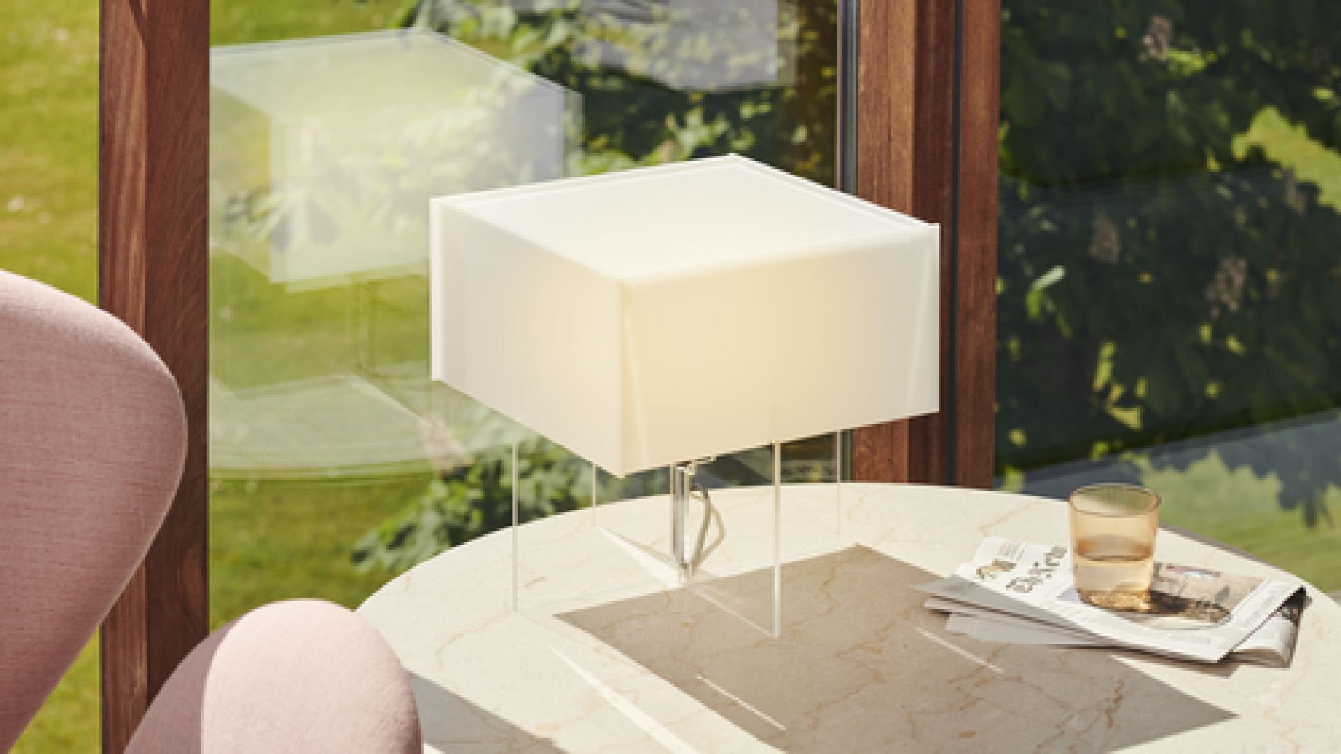 Fritz Hansen Planner Couchtisch aus Marmor mit Lampe, Zeitung und Glas im modernen Wohnzimmer.