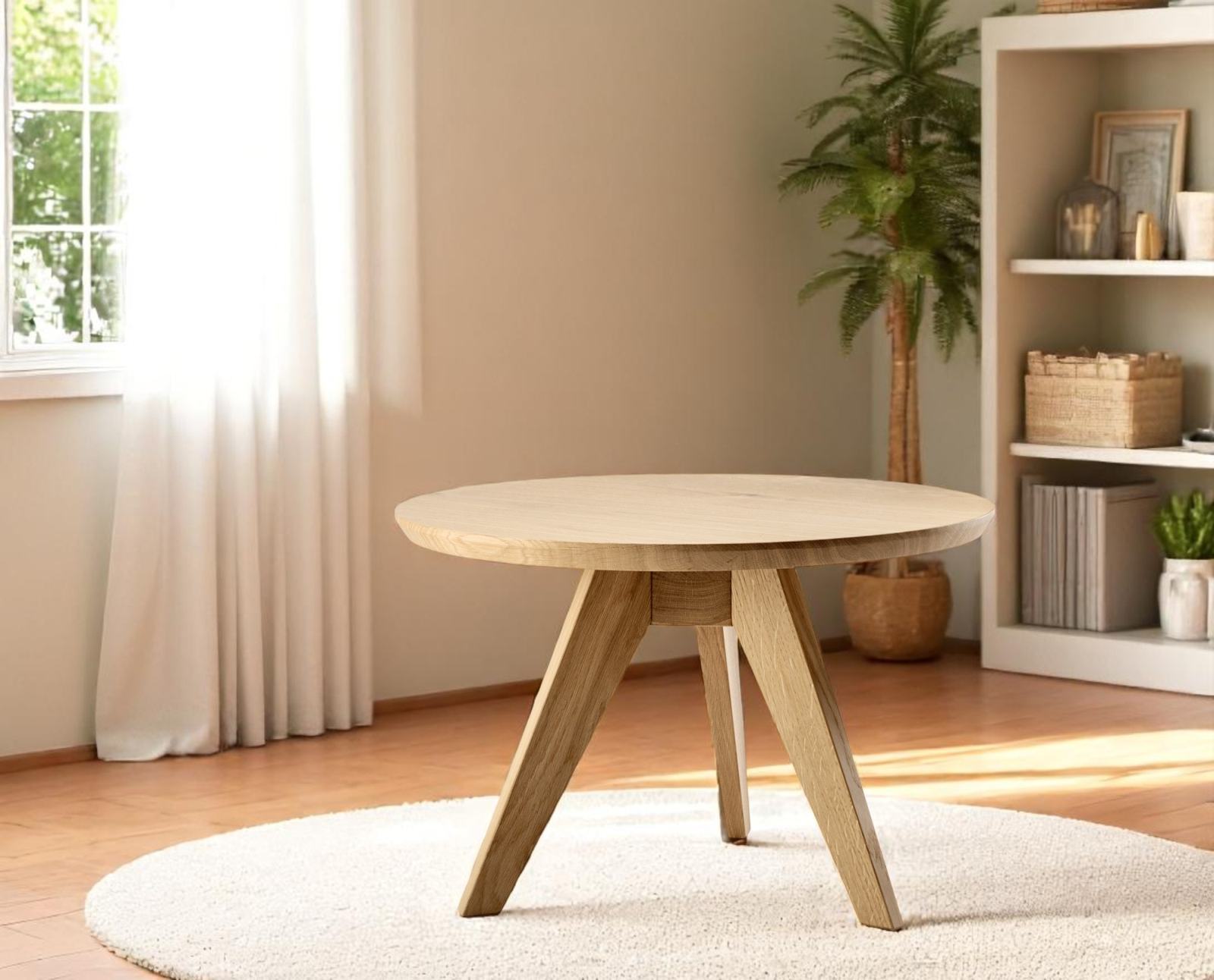Runder Cena Couchtisch aus hellem Holz mit drei Beinen auf einem weißen Teppich.