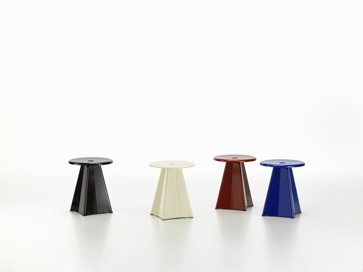 Vitra Tabouret Métallique Hocker in Schwarz, Weiß, Rot und Blau auf weißem Hintergrund.