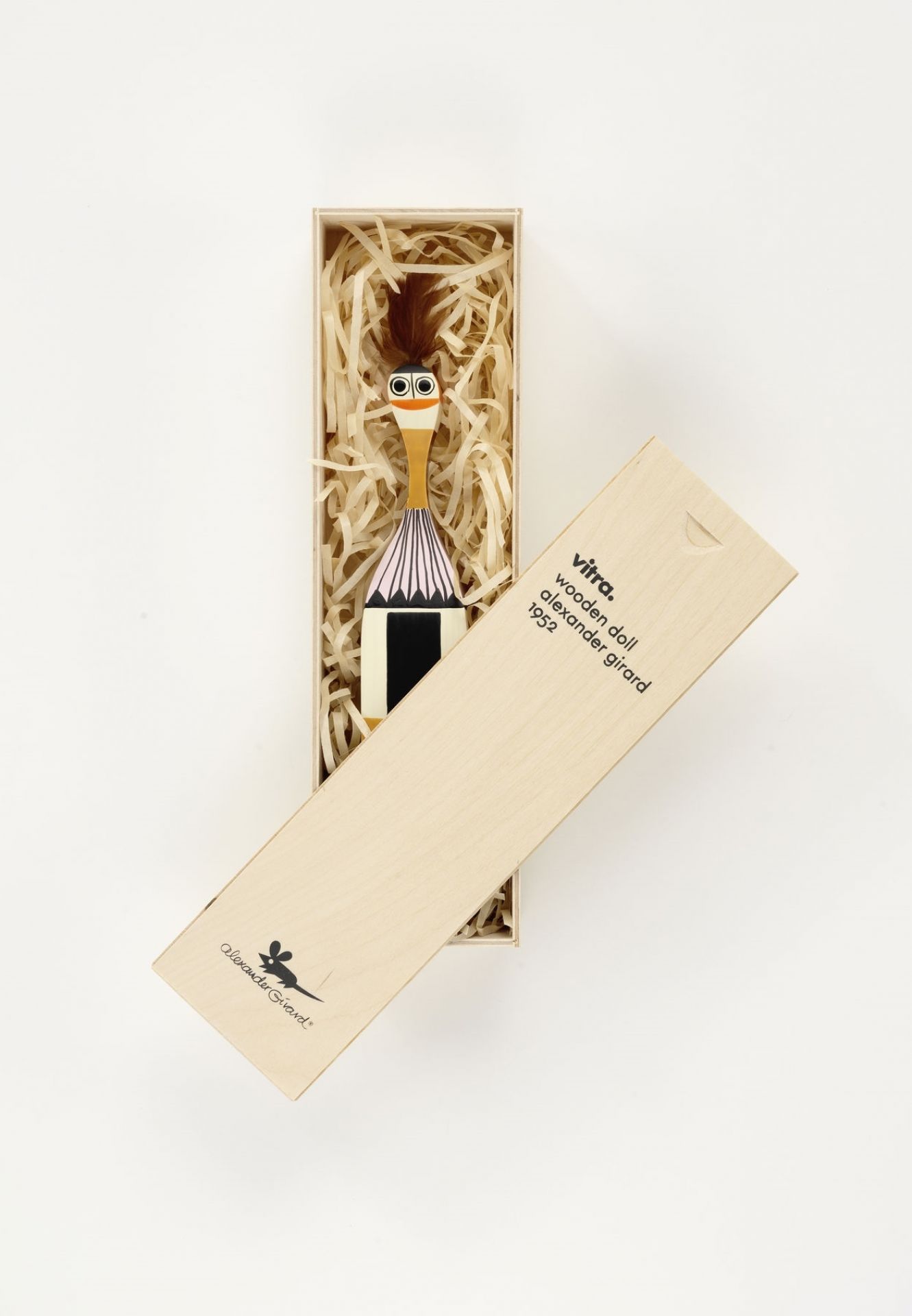 Vitra Wooden Doll Holzfigur in geöffneter Holzverpackung mit Füllmaterial, Draufsicht auf die dekorative Sammlerfigur.