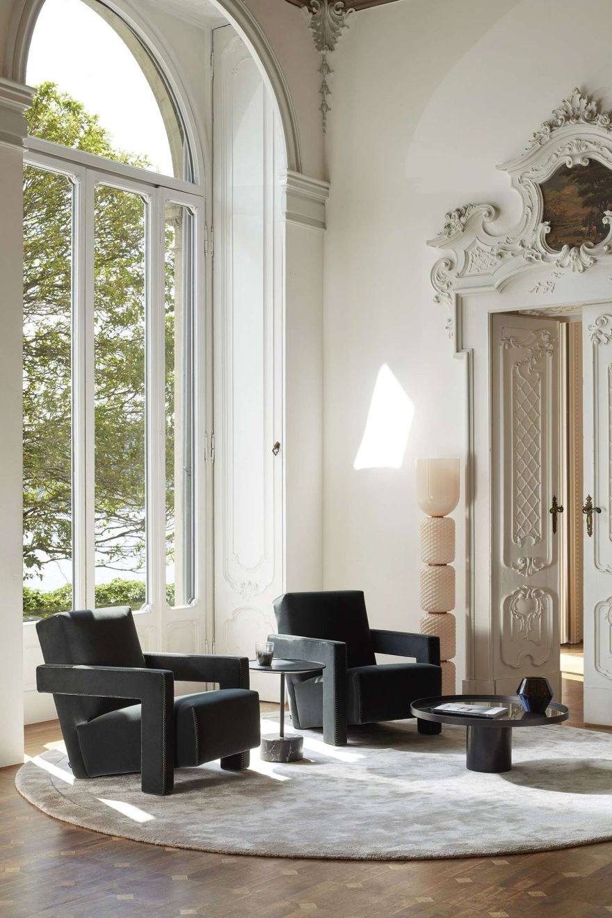 Zwei schwarze 637 Utrecht Sessel von Cassina in einem eleganten, hellen Wohnzimmer.