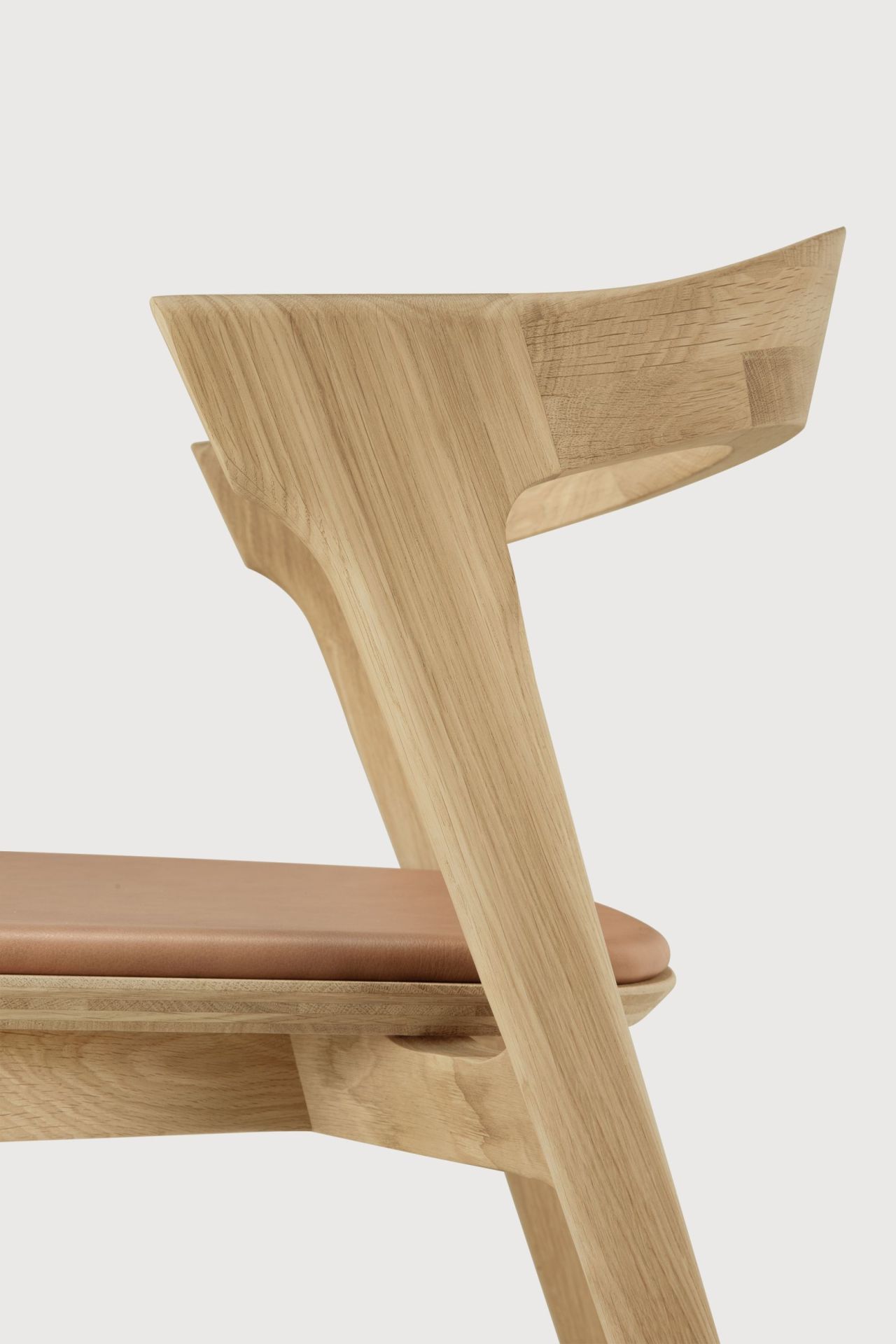 Detailaufnahme des Bok Stuhls: Lackierte Eiche mit Sienna Leder Sitzfläche von Ethnicraft.