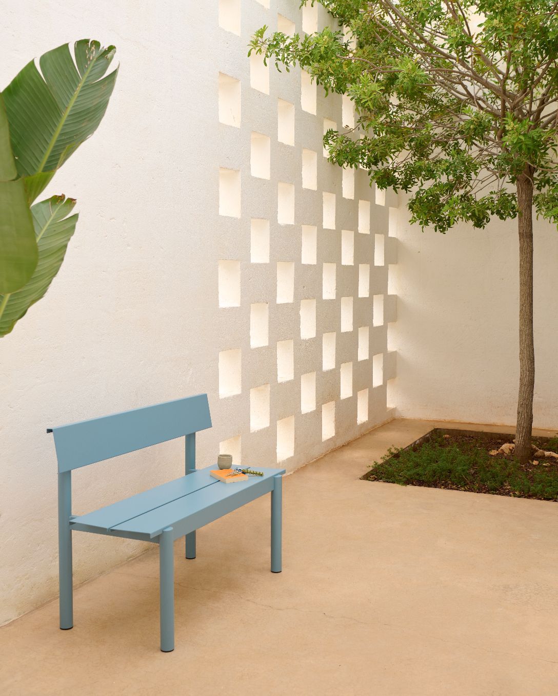 Linear Steel Bench: buitenbank met rugleuning 110 x 34 cm Muuto
