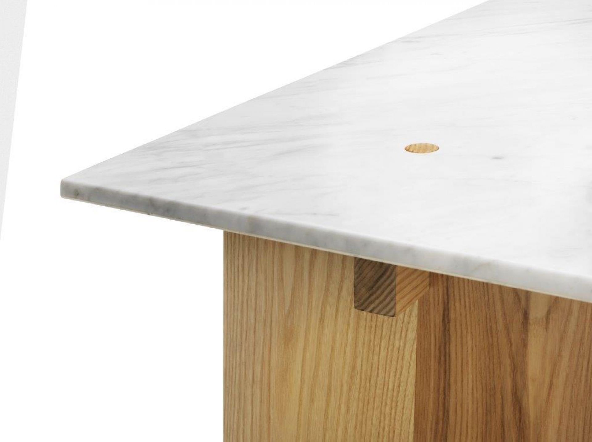 Detailaufnahme vom Normann Copenhagen Solid Table Couchtisch mit Marmorplatte und hellem Holzfuß, modernes Möbeldesign.
