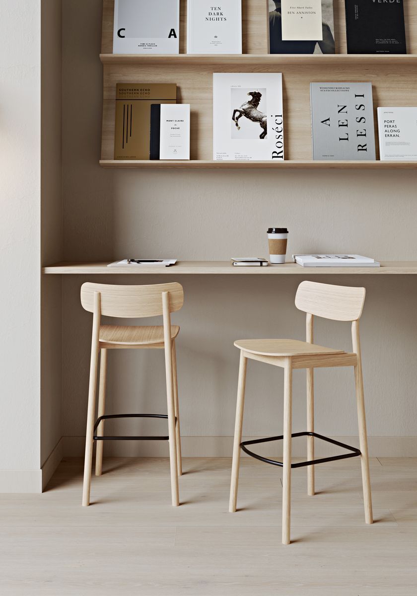 Zwei Soma Barhocker von Woud, Eiche weiß pigmentiert, im modernen Interieur mit Bücherregal.