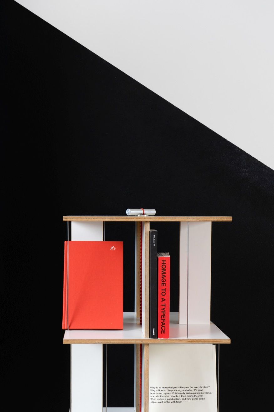 Boekentoren met letters, dvd-rek van Nils Holger Moormann