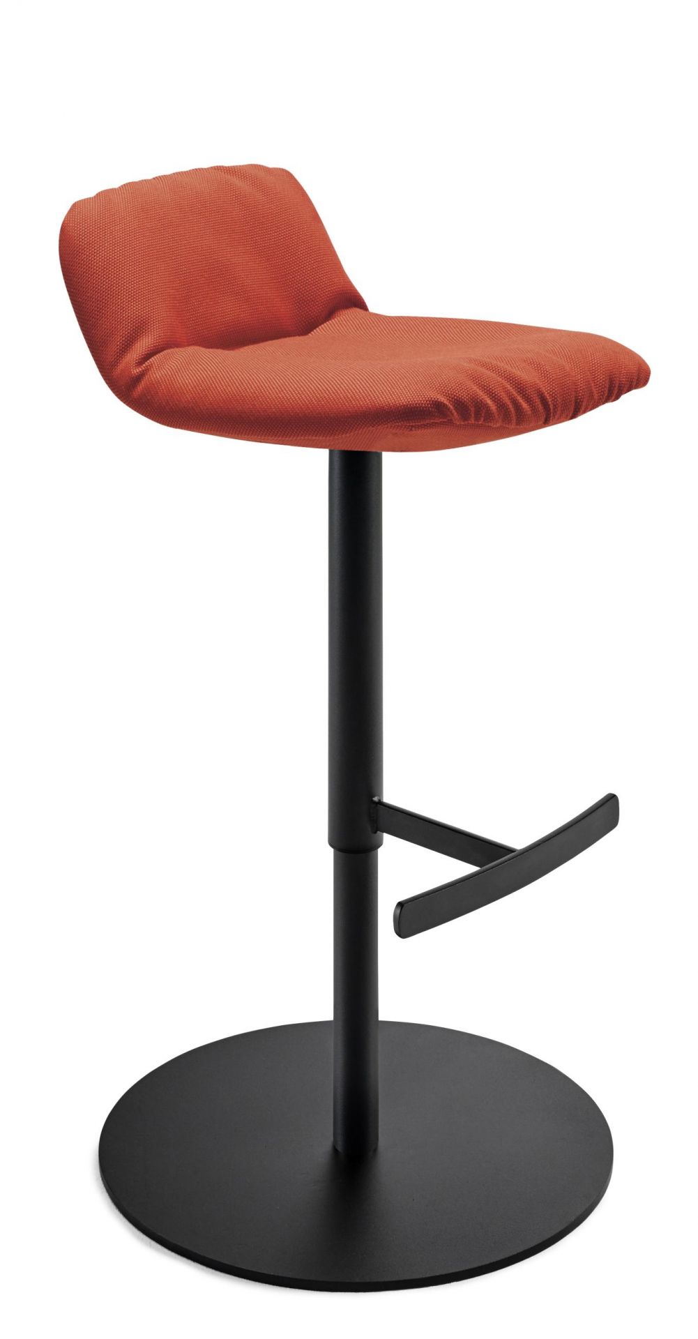 Leya Barhocker Low von Freifrau Manufaktur, orangefarbener Stoffbezug, schwarzes Metallgestell mit Fußstütze.