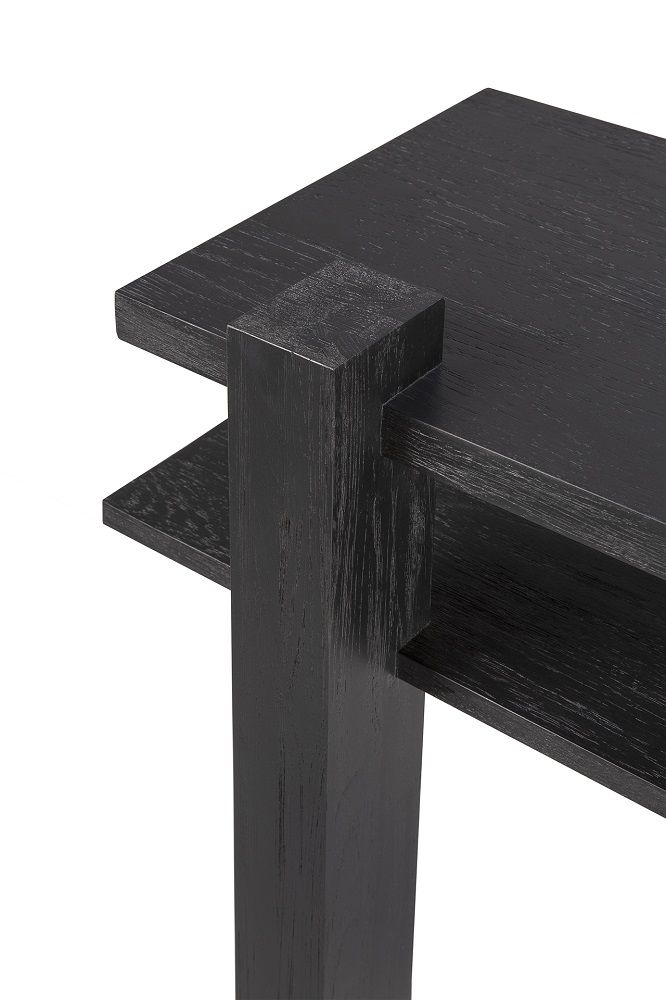 Detailaufnahme der schwarzen Eichenholz Konsole von Ethnicraft. Modernes Design mit Ablagefläche.