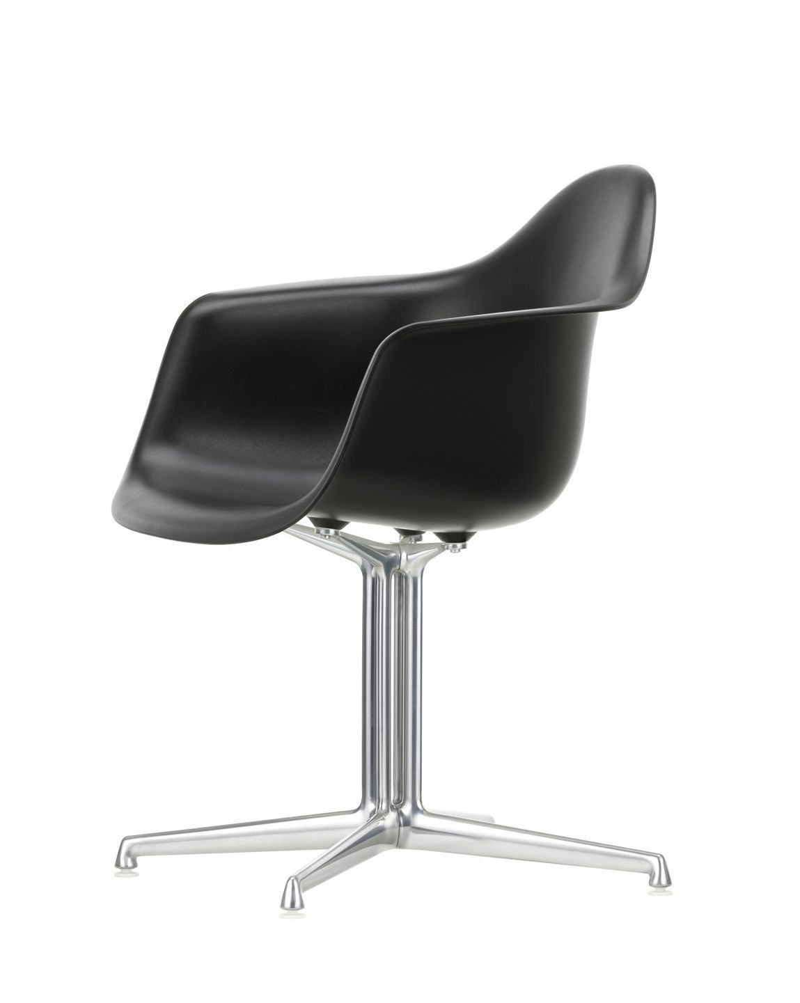 Schwarzer Eames Plastic Arm Chair DAL Stuhl von Vitra mit verchromtem Vierfuß-Untergestell, seitliche Ansicht.