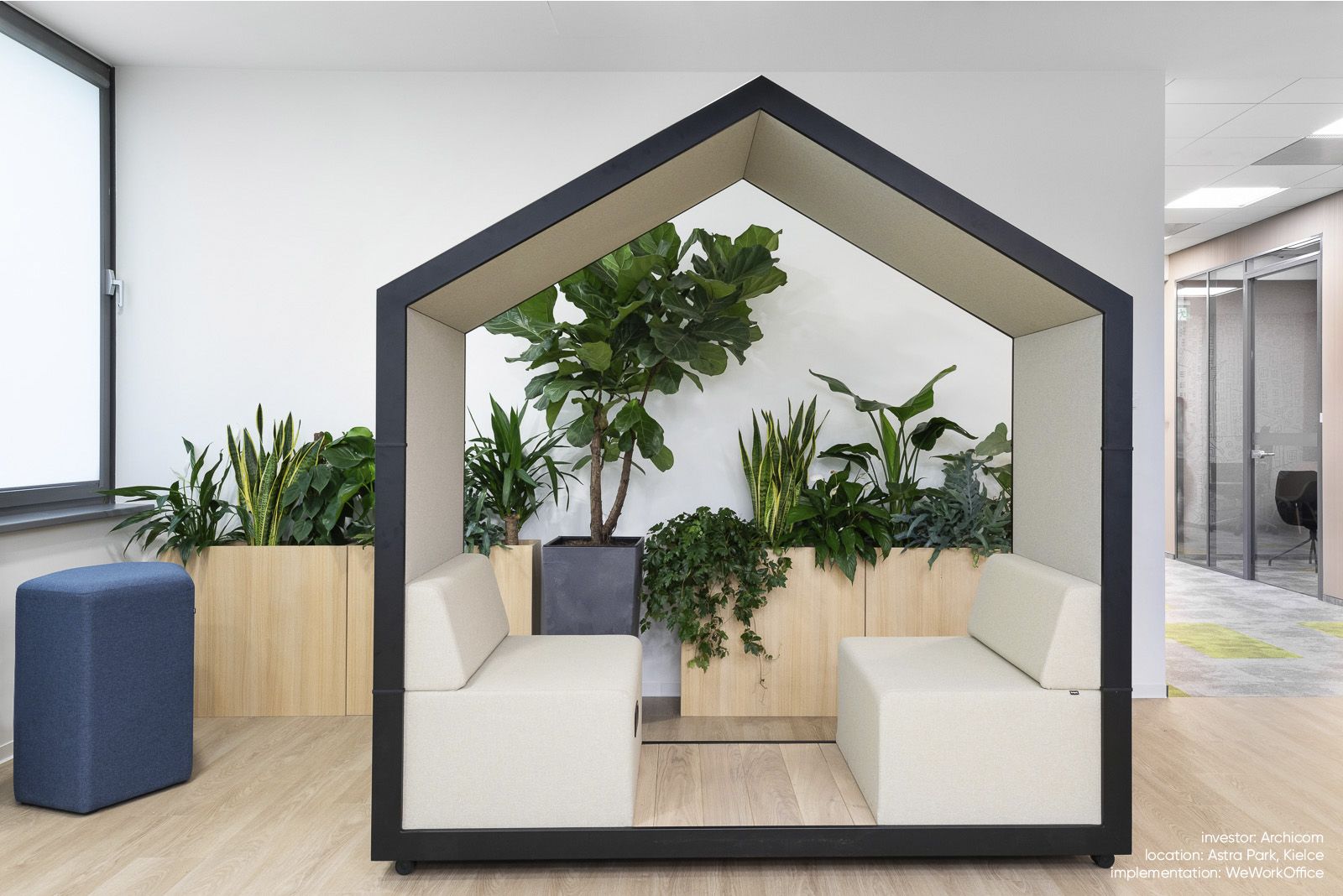 Bejot treehouse TH 2: Modernes Akustikmöbel für zwei Personen, umgeben von Büropflanzen für Privatsphäre.