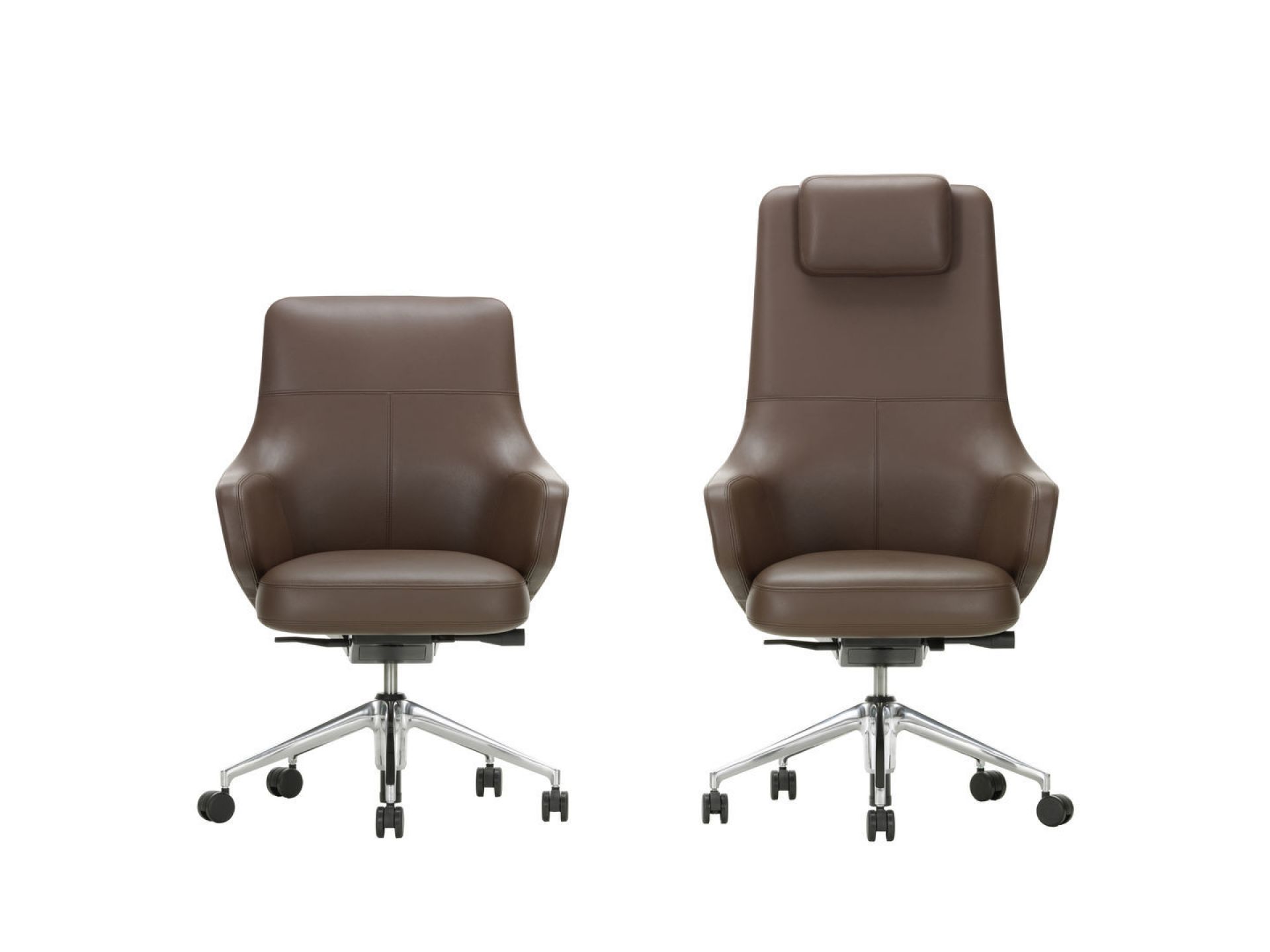 Zwei braune Vitra Grand Executive Bürostühle mit hoher Rückenlehne und Chromfußkreuz vor weißem Hintergrund.