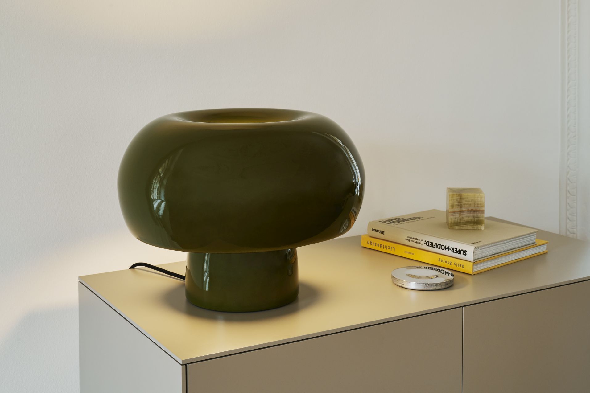 Grüne Fonte Tischleuchte im Pilzdesign auf einem Nachttisch, moderne Beleuchtung für Schlafzimmer.