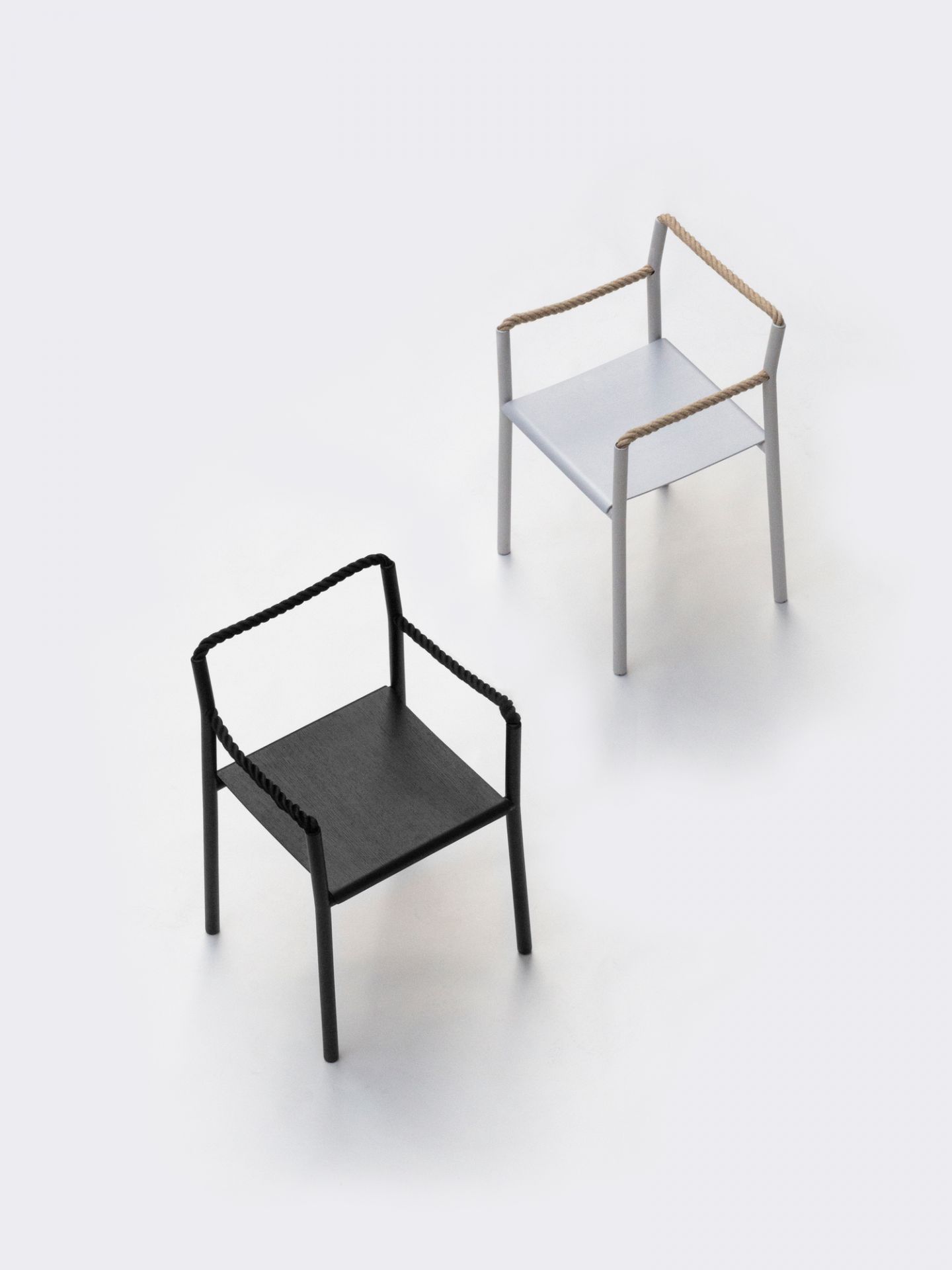 Zwei Rope Chair Stühle von Artek, einer schwarz, einer silber, minimalistisches Design mit Seildetails.