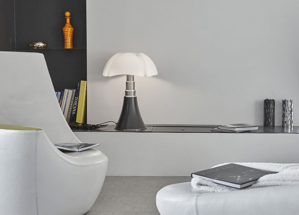 Nahaufnahme der Pipistrello Tischleuchte von Martinelli Luce, pilzförmiger Lampenschirm, modernes Design.