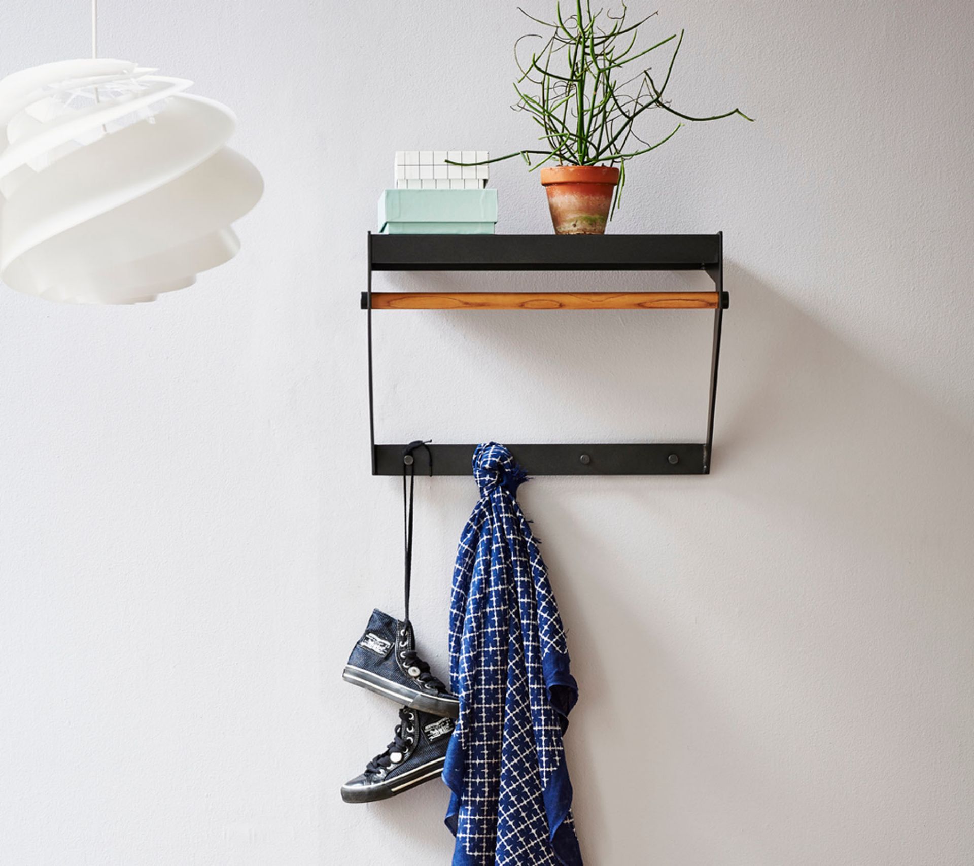 Cane-Line Copenhagen City Rack Garderobe: Wandgarderobe mit Ablage, Schuhen und Tuch an Haken.