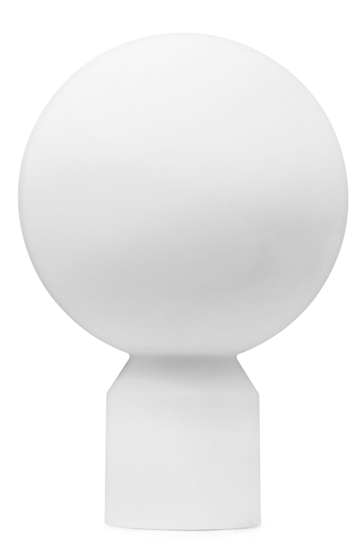 Weiße Yo Tischleuchte von Normann Copenhagen, moderne Akku-Tischlampe mit runder Kugel und quadratischem Sockel.