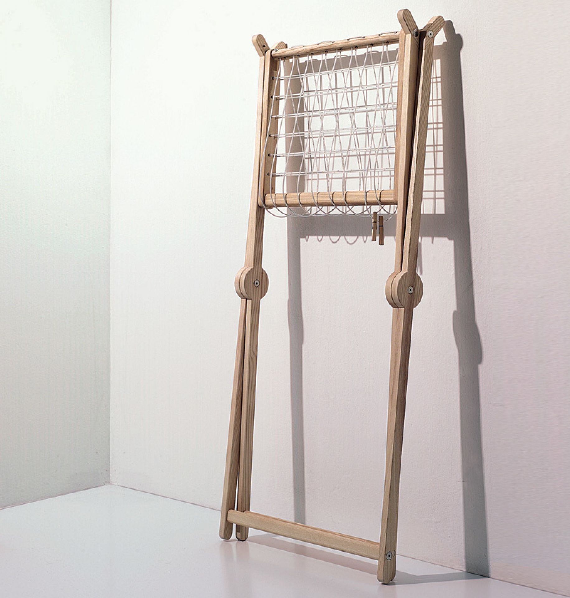 Mama Wäscheständer aus Holz, zusammengeklappt, mit Wäscheleine und Wäscheklammern, ideal für kleine Räume.