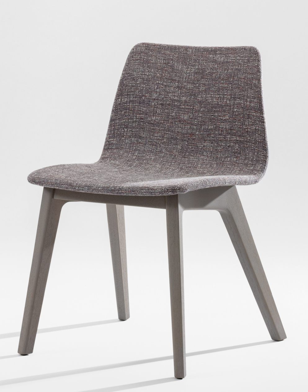 Morph Plus Stuhl, vollgepolstert mit grauem Stoffbezug und hellem Holzgestell, modernes Möbeldesign für Esszimmer und Büro.