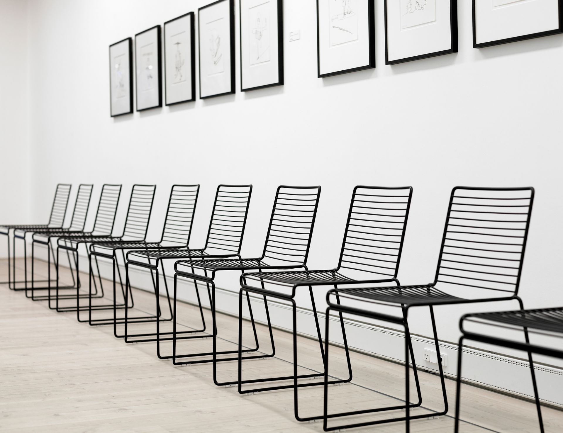 Reihe schwarzer Hee Stühle von Hay mit minimalistischem Design für Esszimmer und Wohnbereich.