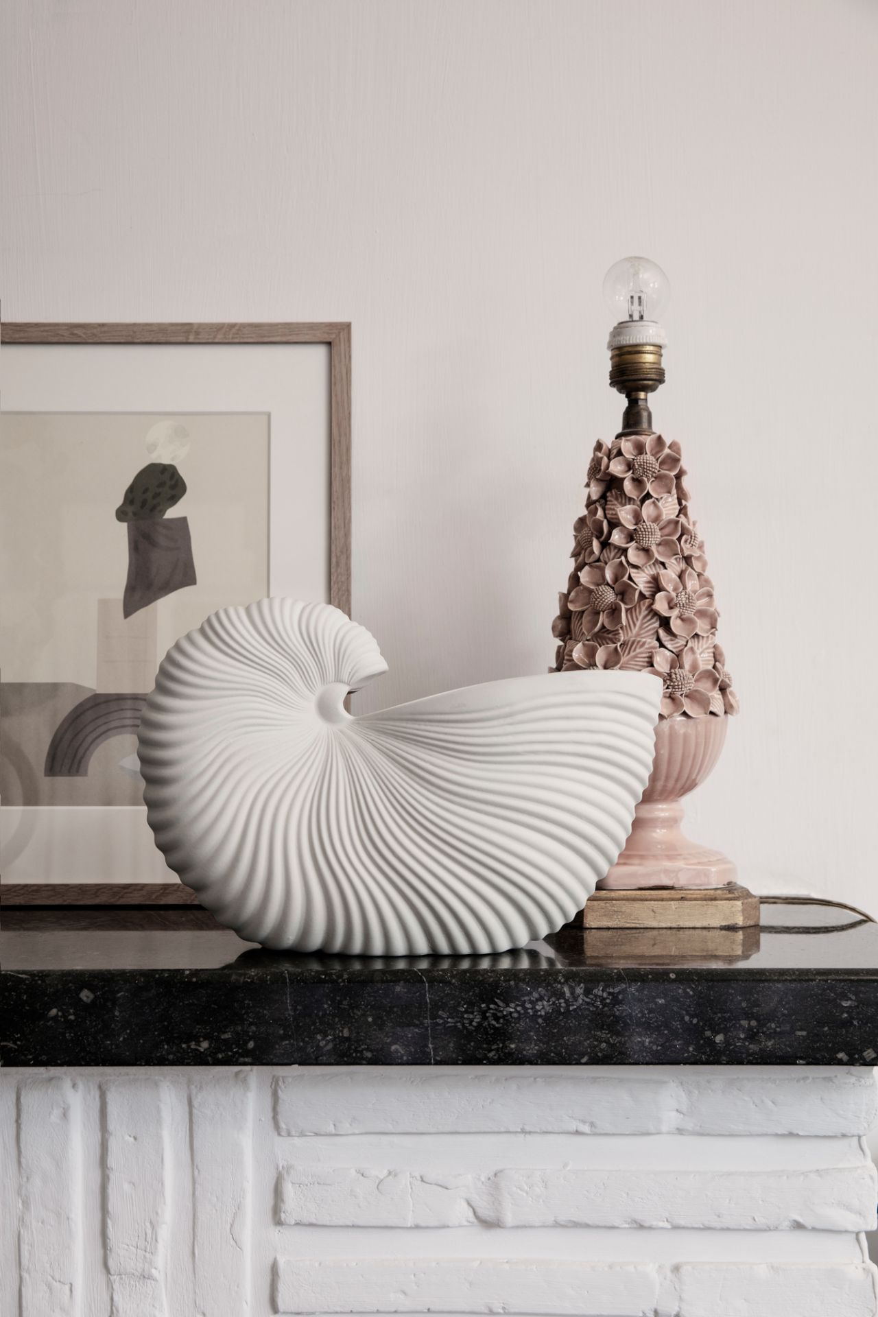 Nahaufnahme der Ferm Living Shell Pot Vase, einer weißen, muschelförmigen Keramikvase.
